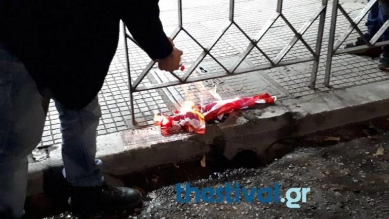 Πολυτεχνείο: Έκαψαν την αμερικανική σημαία στη Θεσσαλονίκη (βίντεο)